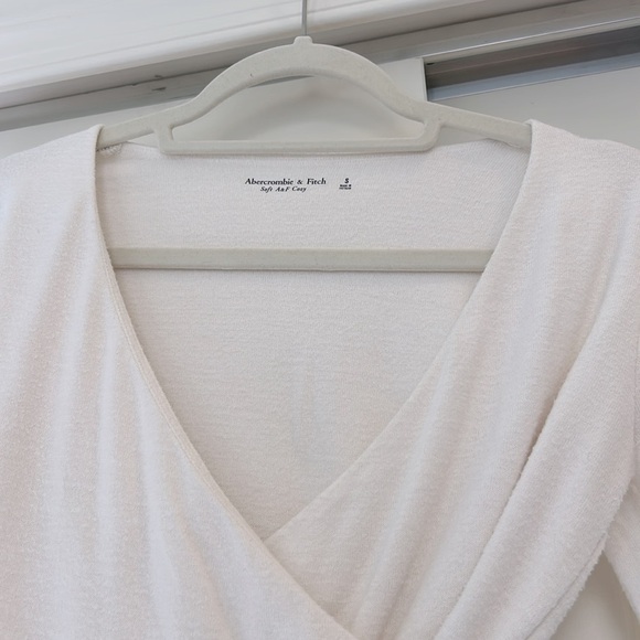 Abercrombie & Fitch Soft Cozy Cross Front V Neck Long Sleeve Crop Top - Picture 2 of 4